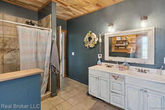 8100 Valley Highway, Vermontville, MI 49096