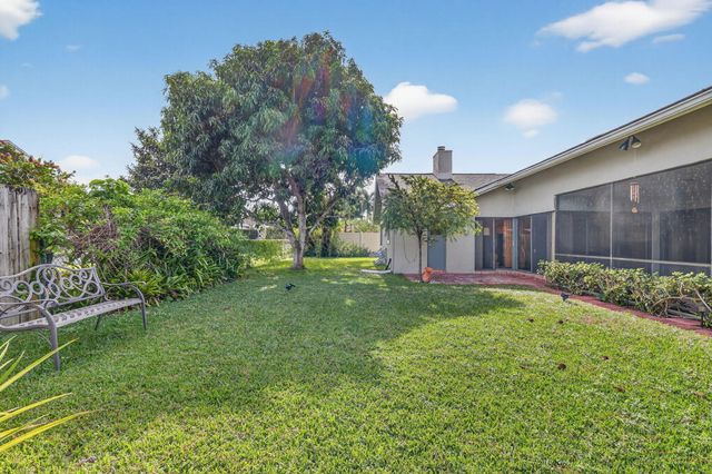 560 Juniper Place, Wellington, FL 33414