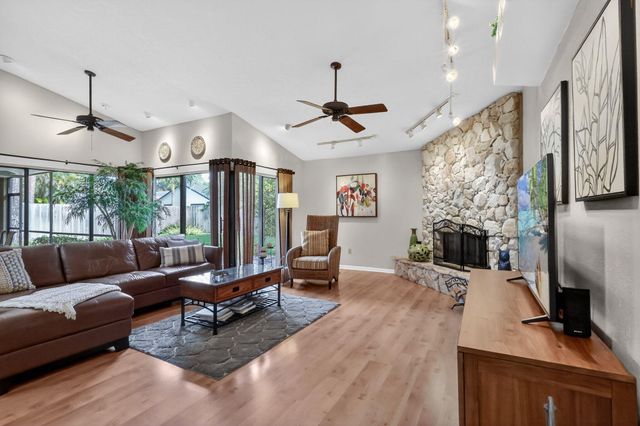 560 Juniper Place, Wellington, FL 33414