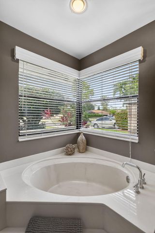 560 Juniper Place, Wellington, FL 33414