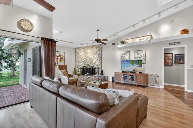 560 Juniper Place, Wellington, FL 33414