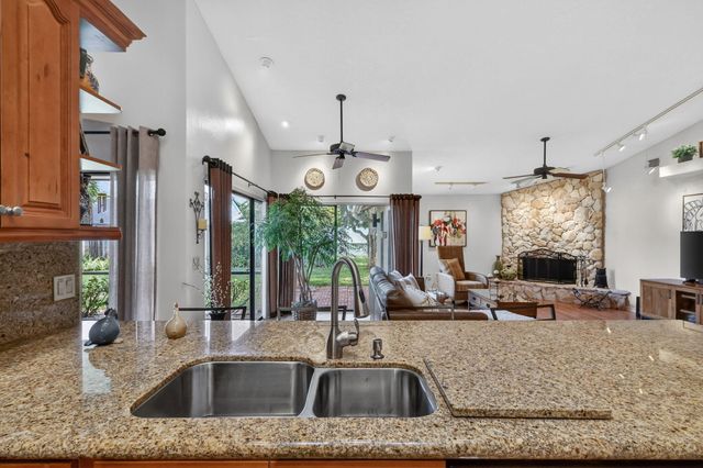 560 Juniper Place, Wellington, FL 33414