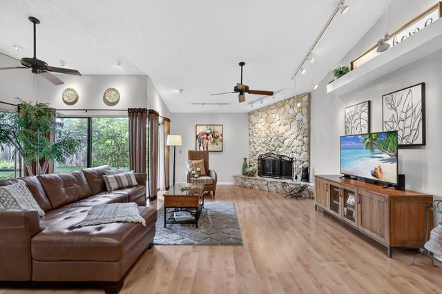 560 Juniper Place, Wellington, FL 33414