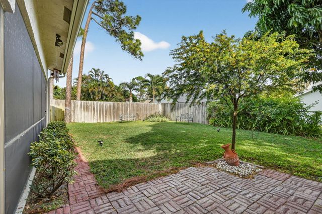 560 Juniper Place, Wellington, FL 33414
