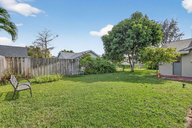 560 Juniper Place, Wellington, FL 33414