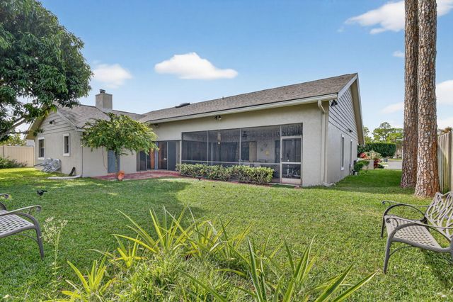 560 Juniper Place, Wellington, FL 33414