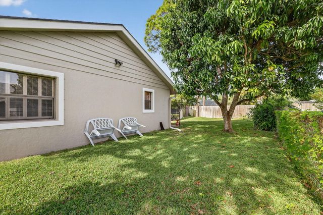 560 Juniper Place, Wellington, FL 33414