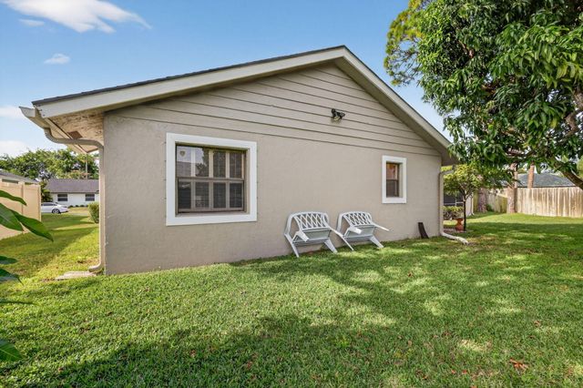 560 Juniper Place, Wellington, FL 33414