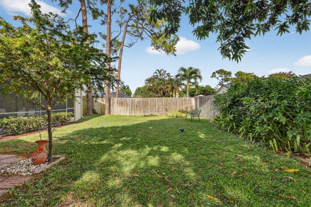 560 Juniper Place, Wellington, FL 33414