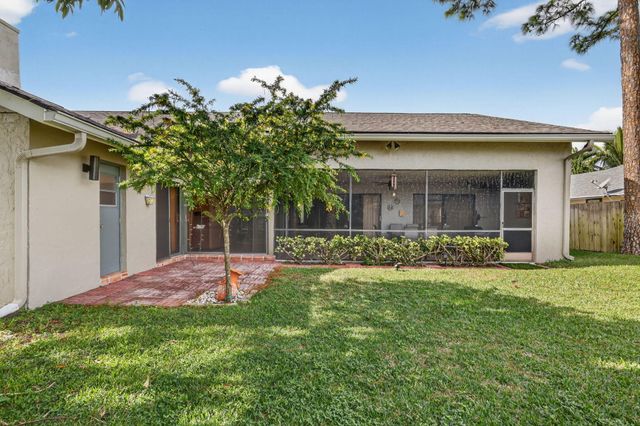 560 Juniper Place, Wellington, FL 33414