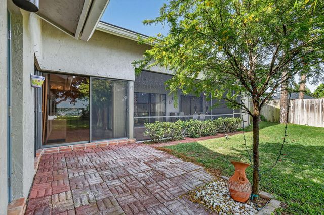 560 Juniper Place, Wellington, FL 33414