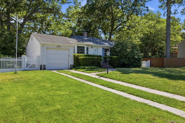 34 Hollo Drive, Holbrook, NY 11741