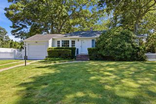 34 Hollo Drive, Holbrook, NY 11741