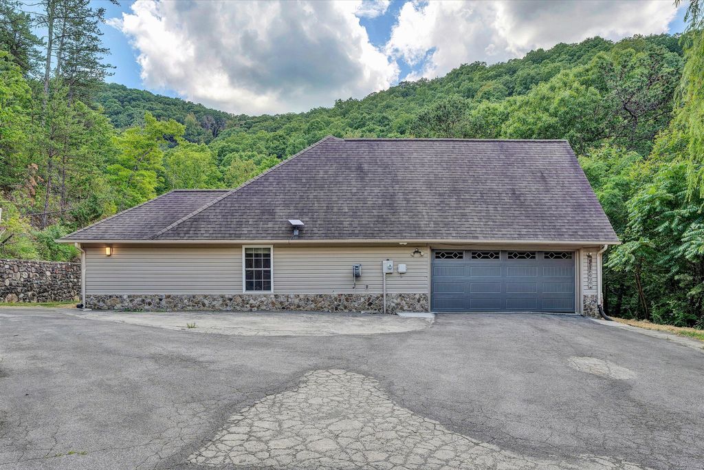 3075 Creekside DR, Salem, VA 24153