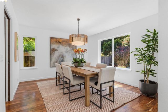 6763 Pinehaven Rd, Oakland, CA 94611