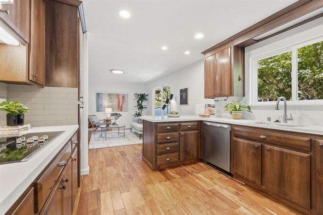 6763 Pinehaven Rd, Oakland, CA 94611