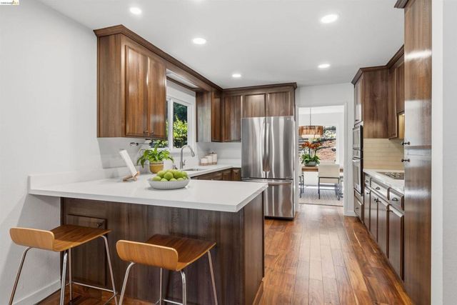 6763 Pinehaven Rd, Oakland, CA 94611