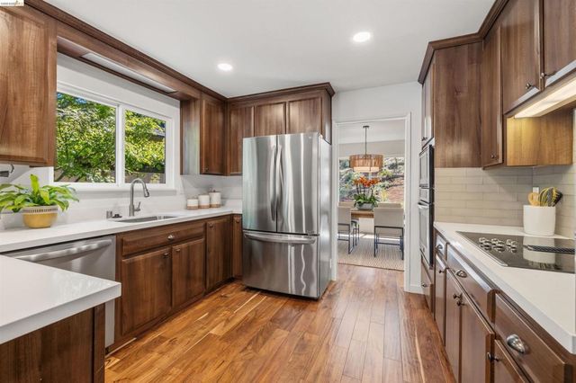 6763 Pinehaven Rd, Oakland, CA 94611