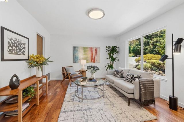 6763 Pinehaven Rd, Oakland, CA 94611