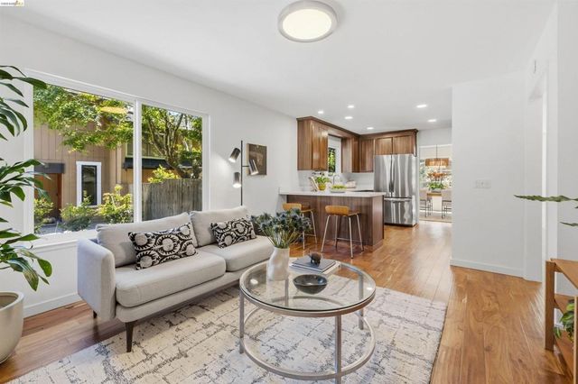 6763 Pinehaven Rd, Oakland, CA 94611