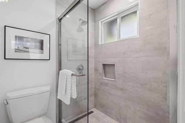 6763 Pinehaven Rd, Oakland, CA 94611