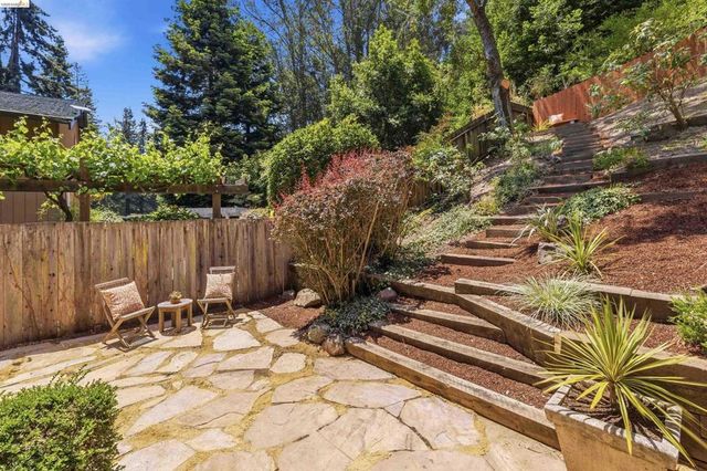 6763 Pinehaven Rd, Oakland, CA 94611