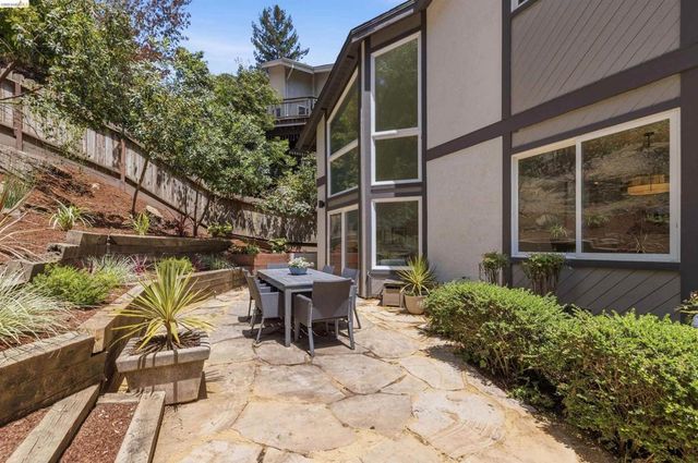 6763 Pinehaven Rd, Oakland, CA 94611