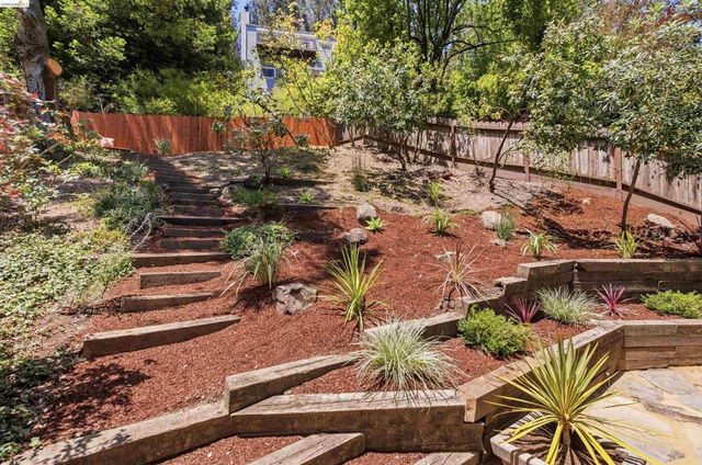 6763 Pinehaven Rd, Oakland, CA 94611