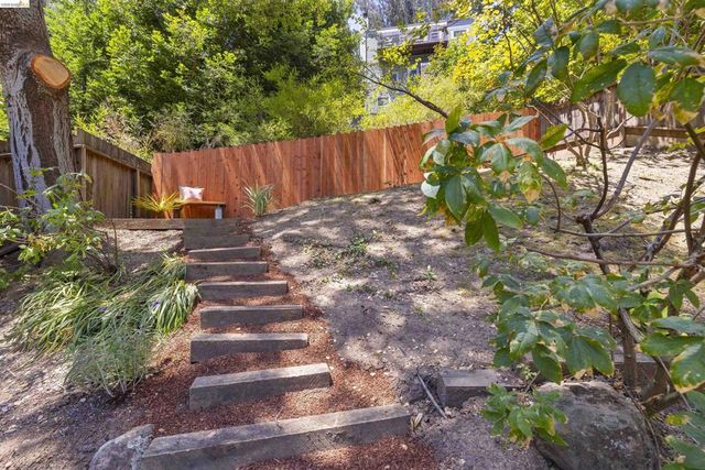 6763 Pinehaven Rd, Oakland, CA 94611