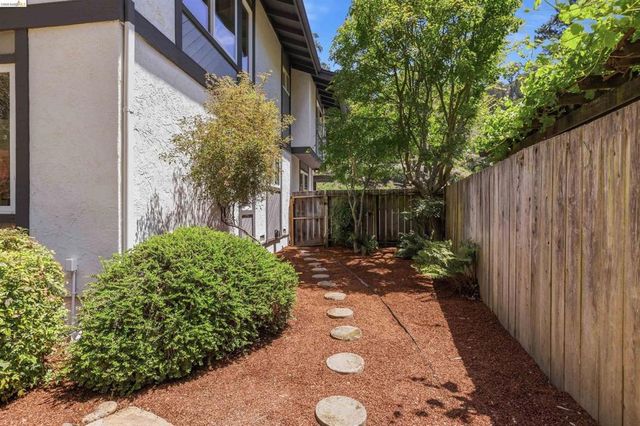 6763 Pinehaven Rd, Oakland, CA 94611