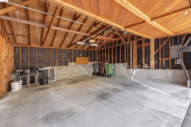 6763 Pinehaven Rd, Oakland, CA 94611