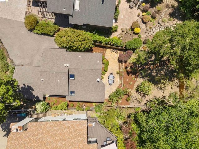 6763 Pinehaven Rd, Oakland, CA 94611