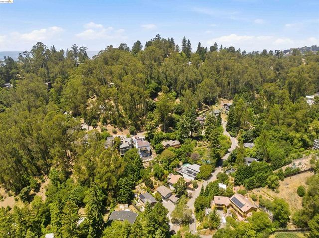 6763 Pinehaven Rd, Oakland, CA 94611
