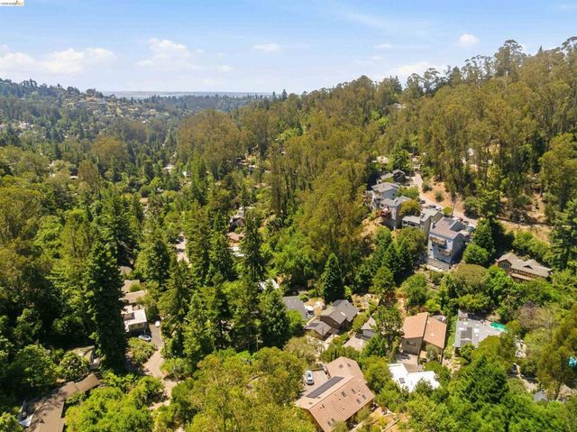 6763 Pinehaven Rd, Oakland, CA 94611