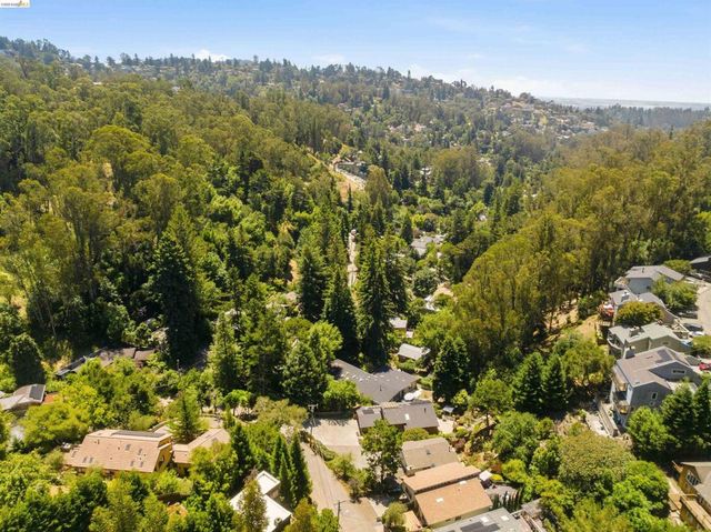 6763 Pinehaven Rd, Oakland, CA 94611