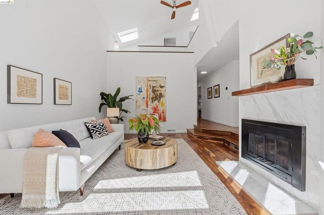 6763 Pinehaven Rd, Oakland, CA 94611