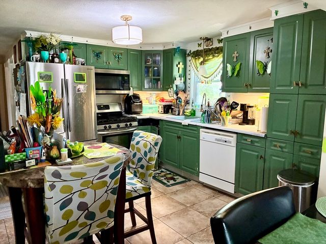73 Prentice St, Springfield, MA 01104