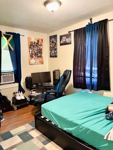 73 Prentice St, Springfield, MA 01104