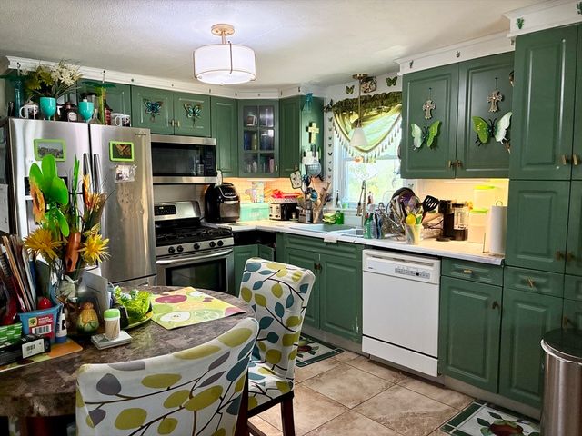 73 Prentice St, Springfield, MA 01104