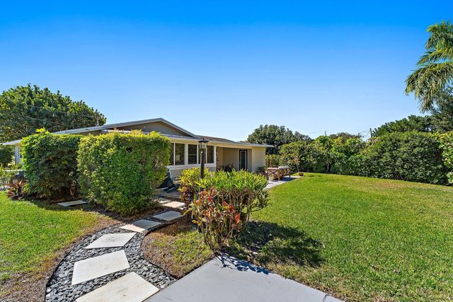 1401 N Lake Court, Lake Clarke Shores, FL 33406