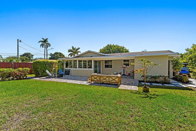 1401 N Lake Court, Lake Clarke Shores, FL 33406