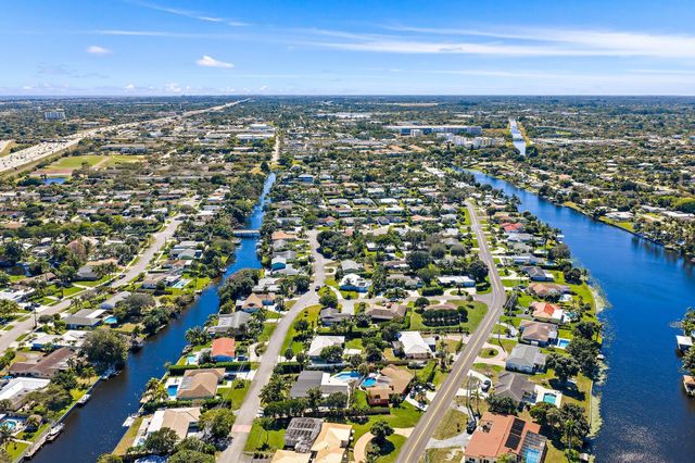 1401 N Lake Court, Lake Clarke Shores, FL 33406