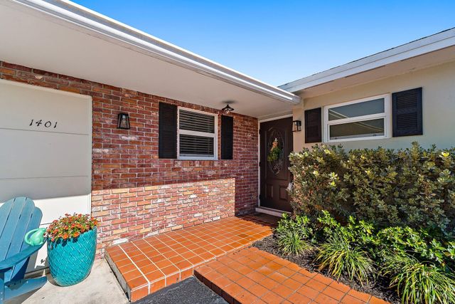 1401 N Lake Court, Lake Clarke Shores, FL 33406