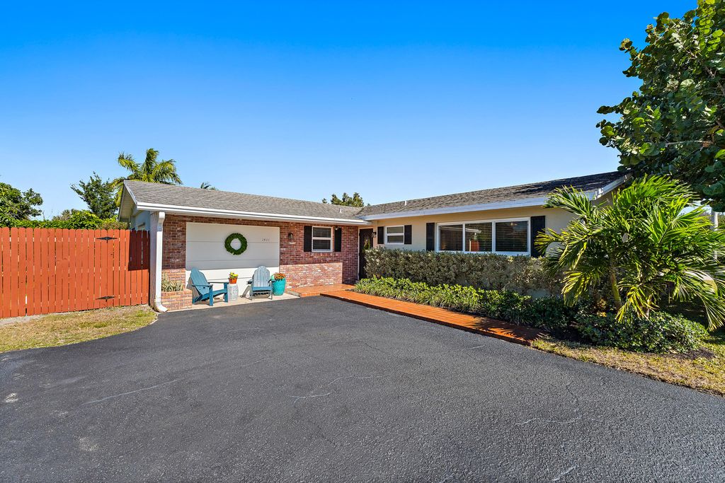 1401 N Lake Court, Lake Clarke Shores, FL 33406