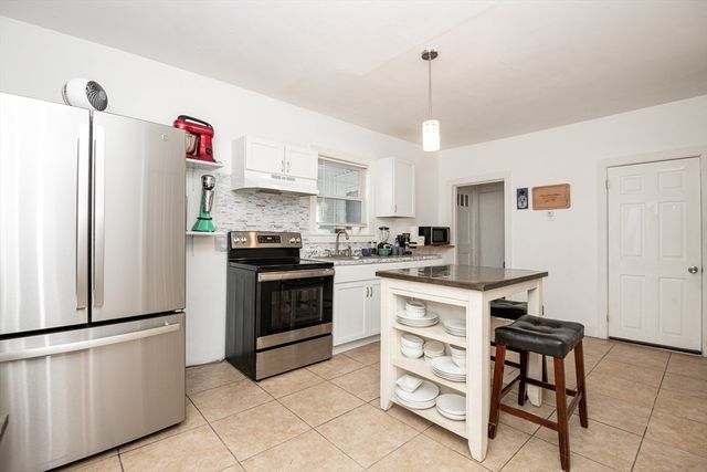 19 Huss Ct, Lynn, MA 01905