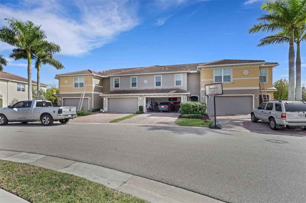Image 20 of property listing at 3828 TILBOR CIRCLE, Fort Myers, FL 33916