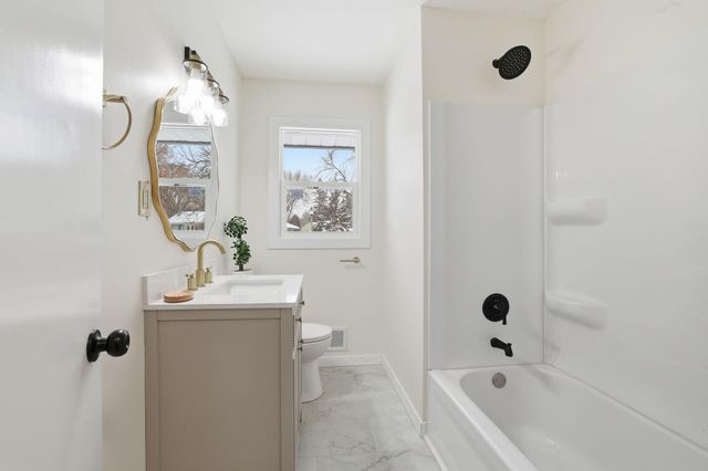 6951 11th Street N, Oakdale, MN 55128