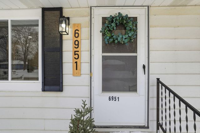 6951 11th Street N, Oakdale, MN 55128