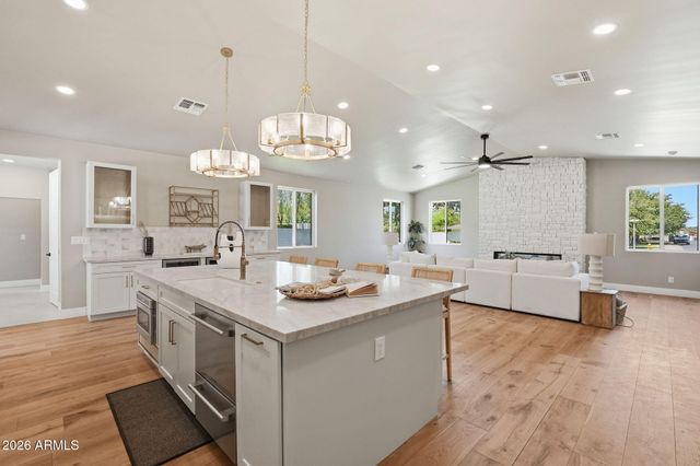 7827 N 3RD Street, Phoenix, AZ 85020