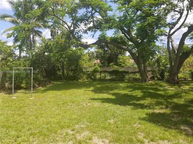 1085 NW 133rd St, North Miami, FL 33168